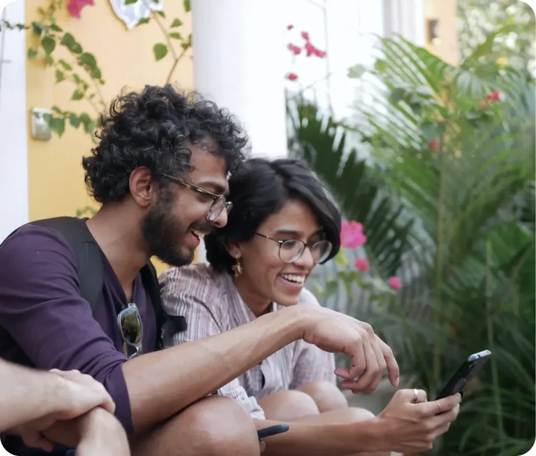 dos personas agradablemente mirando un teléfono.