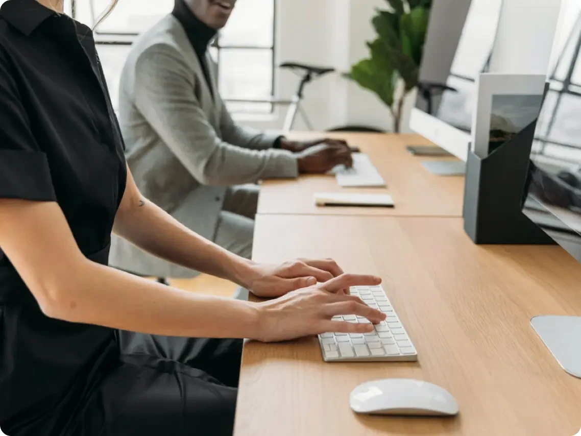 Duas pessoas digitando em uma mesa